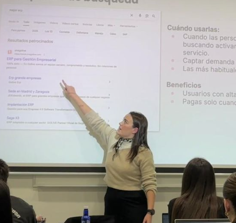 Erika Macías explicando resultados patrocinados de búsqueda en una formación de Google Ads