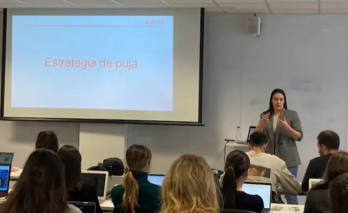 Erika Macías impartiendo formación de estrategia de puja en Google Ads